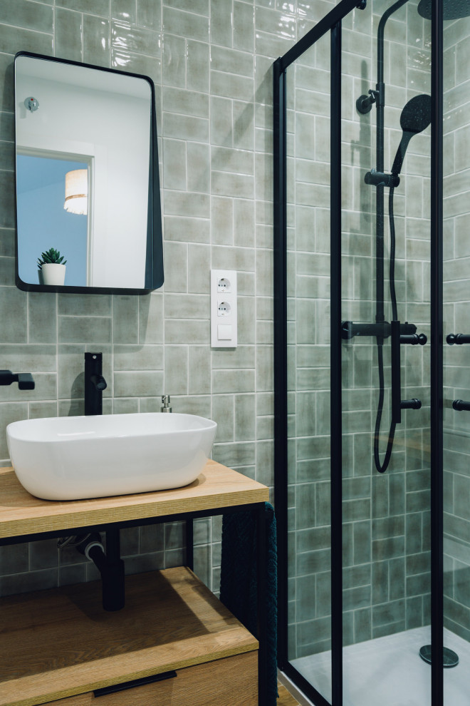 Inspiration för ett litet industriellt brun brunt badrum med dusch, med släta luckor, vita skåp, en hörndusch, ett urinoar, grön kakel, keramikplattor, gröna väggar, klinkergolv i keramik, ett fristående handfat, bänkskiva i akrylsten, brunt golv och dusch med skjutdörr