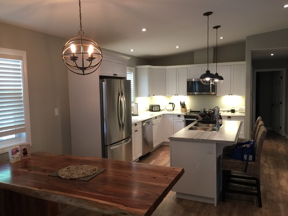Mountain style kitchen photo in Toronto