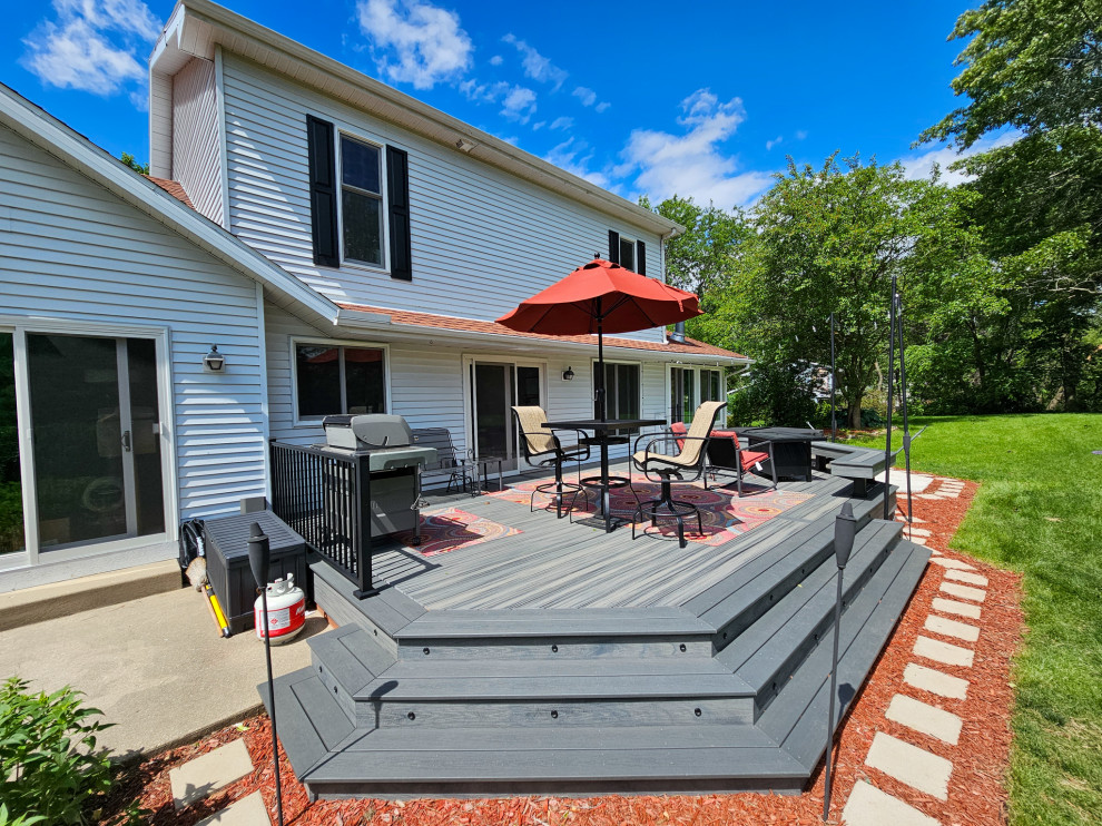 Home design - mid-sized transitional home design idea
