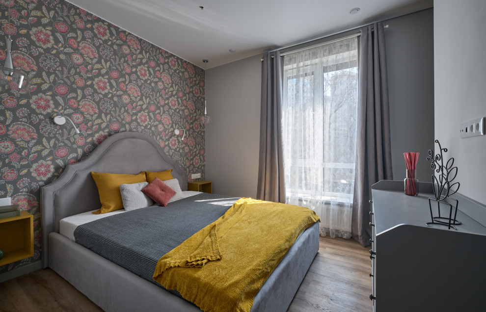 Kleines Modernes Hauptschlafzimmer mit grauer Wandfarbe, Vinylboden, braunem Boden und Tapetenwänden in Moskau