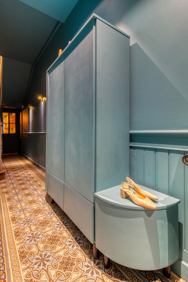 Ejemplo de hall clásico renovado pequeño con paredes azules, suelo de baldosas de terracota, puerta simple, puerta azul y suelo azul
