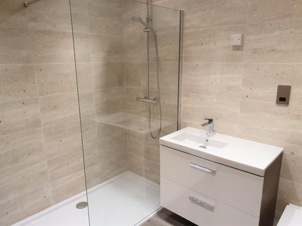 Bild på ett litet funkis en-suite badrum, med en öppen dusch, en toalettstol med hel cisternkåpa, beige kakel, keramikplattor, beige väggar, ett nedsänkt handfat och med dusch som är öppen