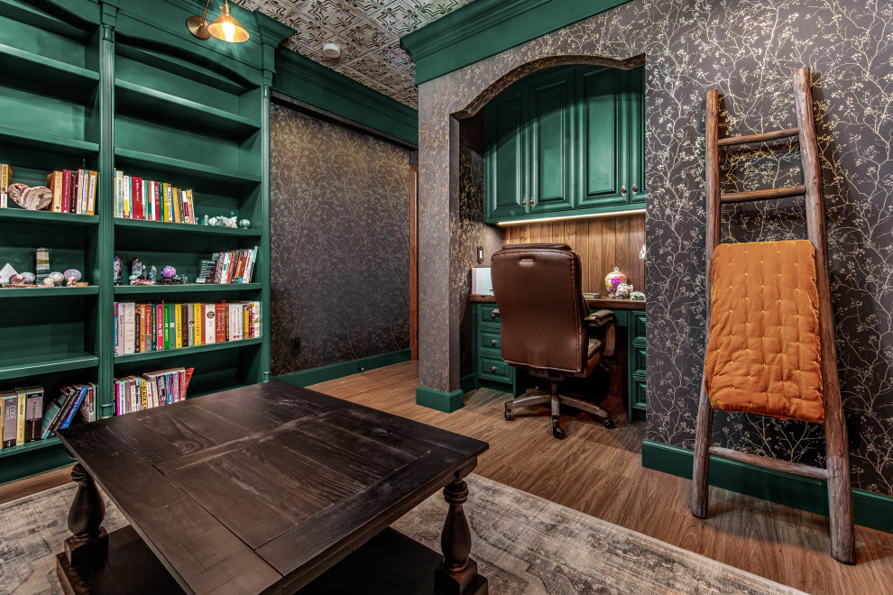 Aménagement d'un petit bureau rétro avec une bibliothèque ou un coin lecture, un sol en bois brun, un bureau intégré, un sol marron et du papier peint.