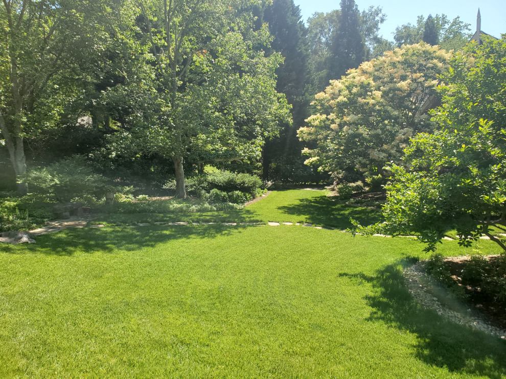 Idées déco pour un grand jardin arrière classique avec une exposition ensoleillée et des pavés en pierre naturelle.