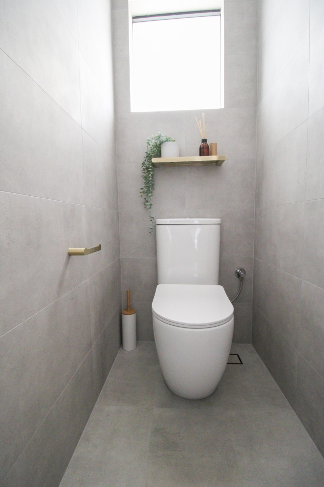 Idee per un bagno di servizio di medie dimensioni con ante in stile shaker, ante bianche, pavimento con piastrelle a mosaico, lavabo a bacinella e pavimento multicolore