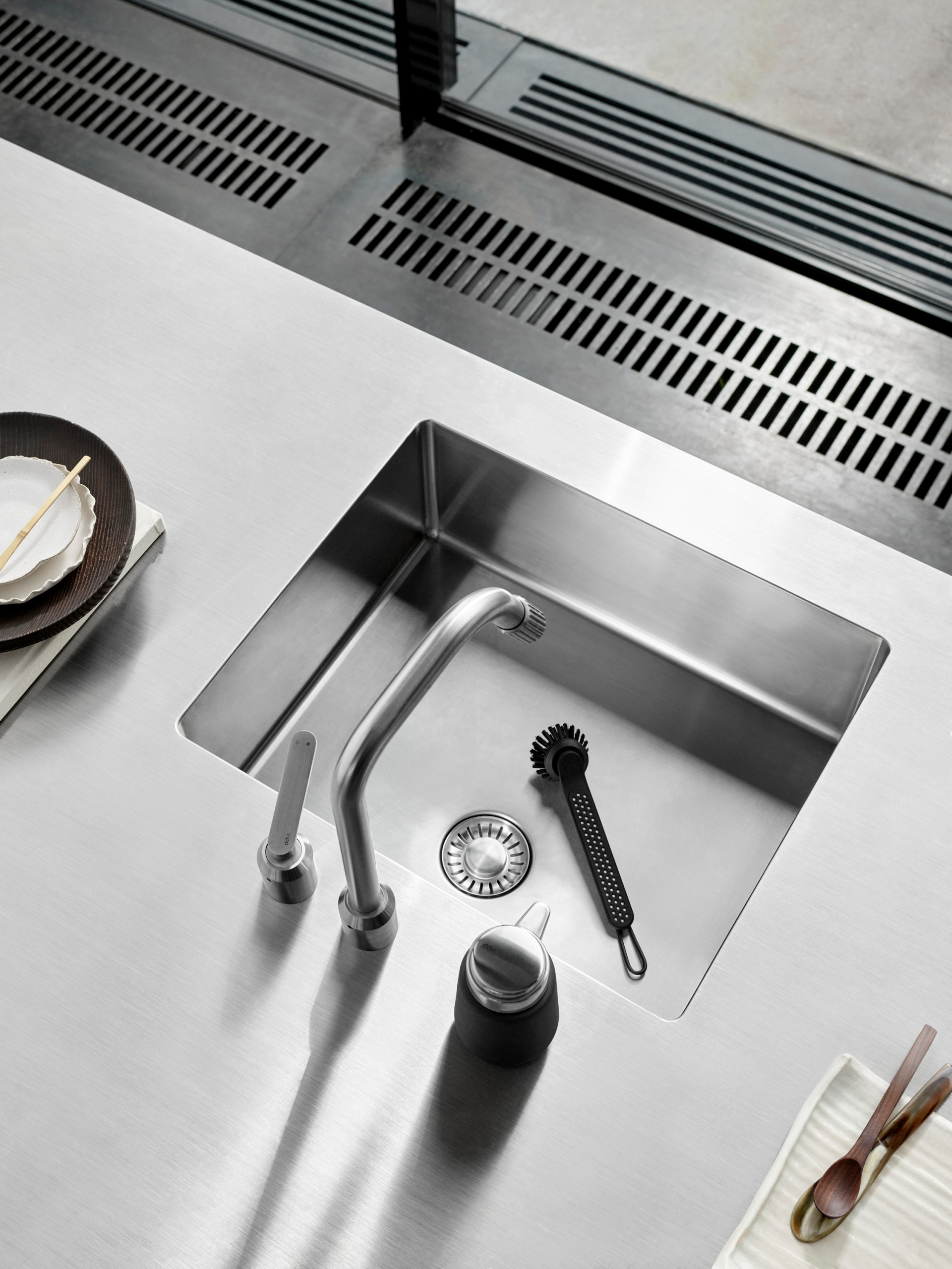 V1 BLACK KITCHEN