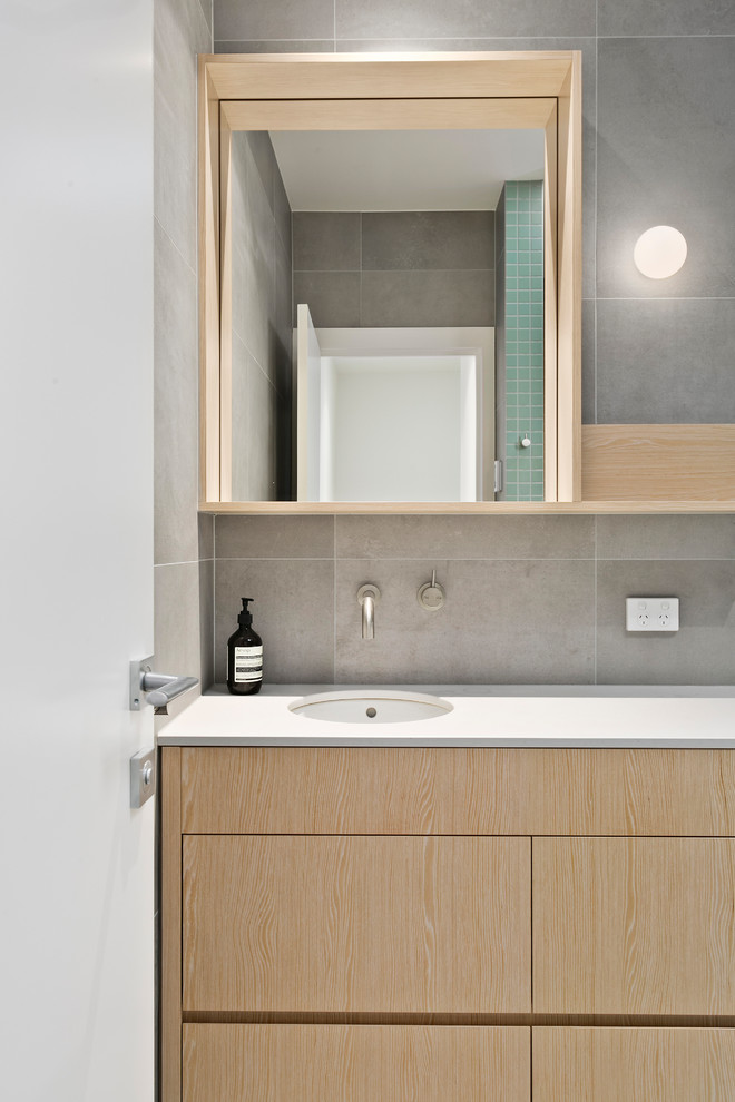 Photo of a contemporary bathroom in Melbourne with grey walls.