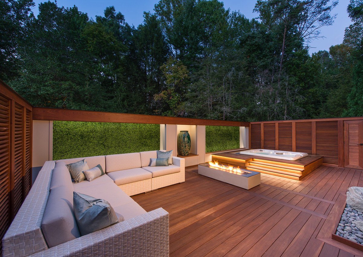 Inspiration for a mid-sized transitional deck in DC Metro with a fire feature and no cover.