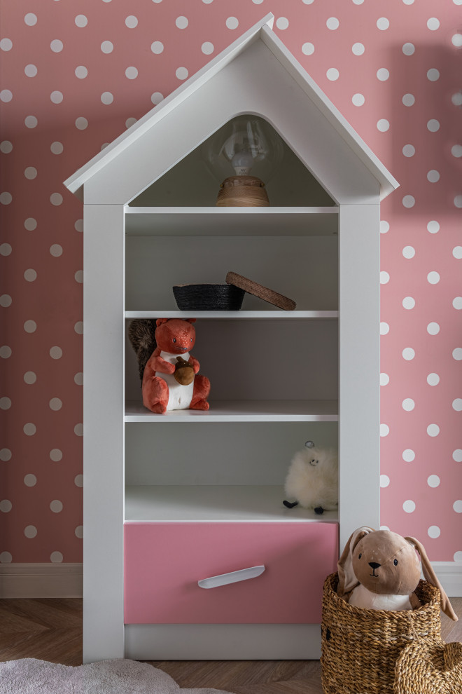 Cette image montre une chambre d'enfant de 4 à 10 ans design de taille moyenne avec un mur rose, parquet clair, un sol beige et du papier peint.
