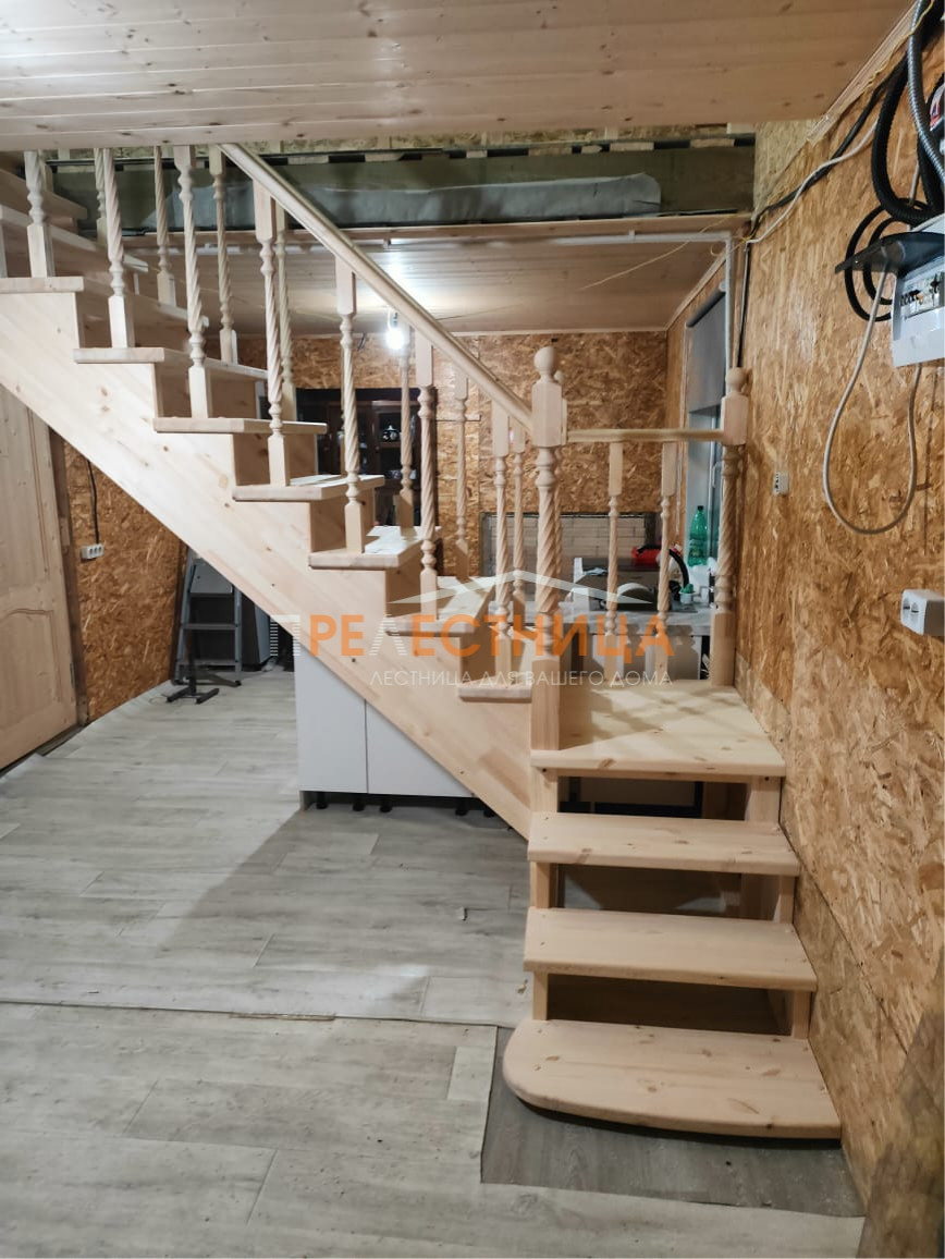 Деревянная лестница К-002М2 с резным ограждением