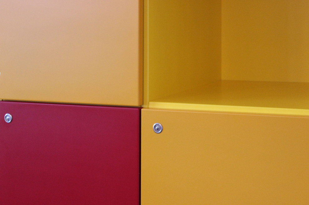 Foto de armario unisex moderno de tamaño medio con armarios con paneles lisos, puertas de armario azules, suelo de madera clara y bandeja