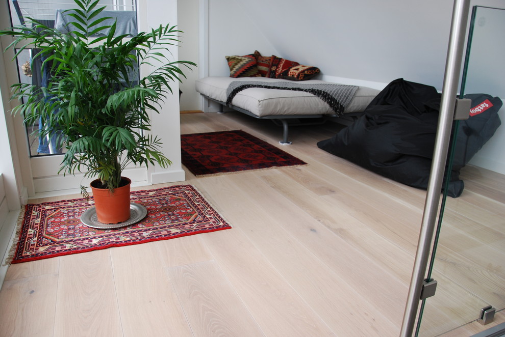Design ideas for a modern family room in Esbjerg.