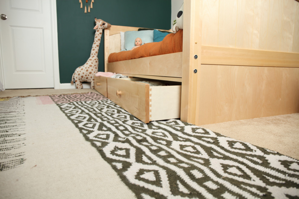 Imagen de dormitorio infantil de 1 a 3 años clásico pequeño con paredes verdes