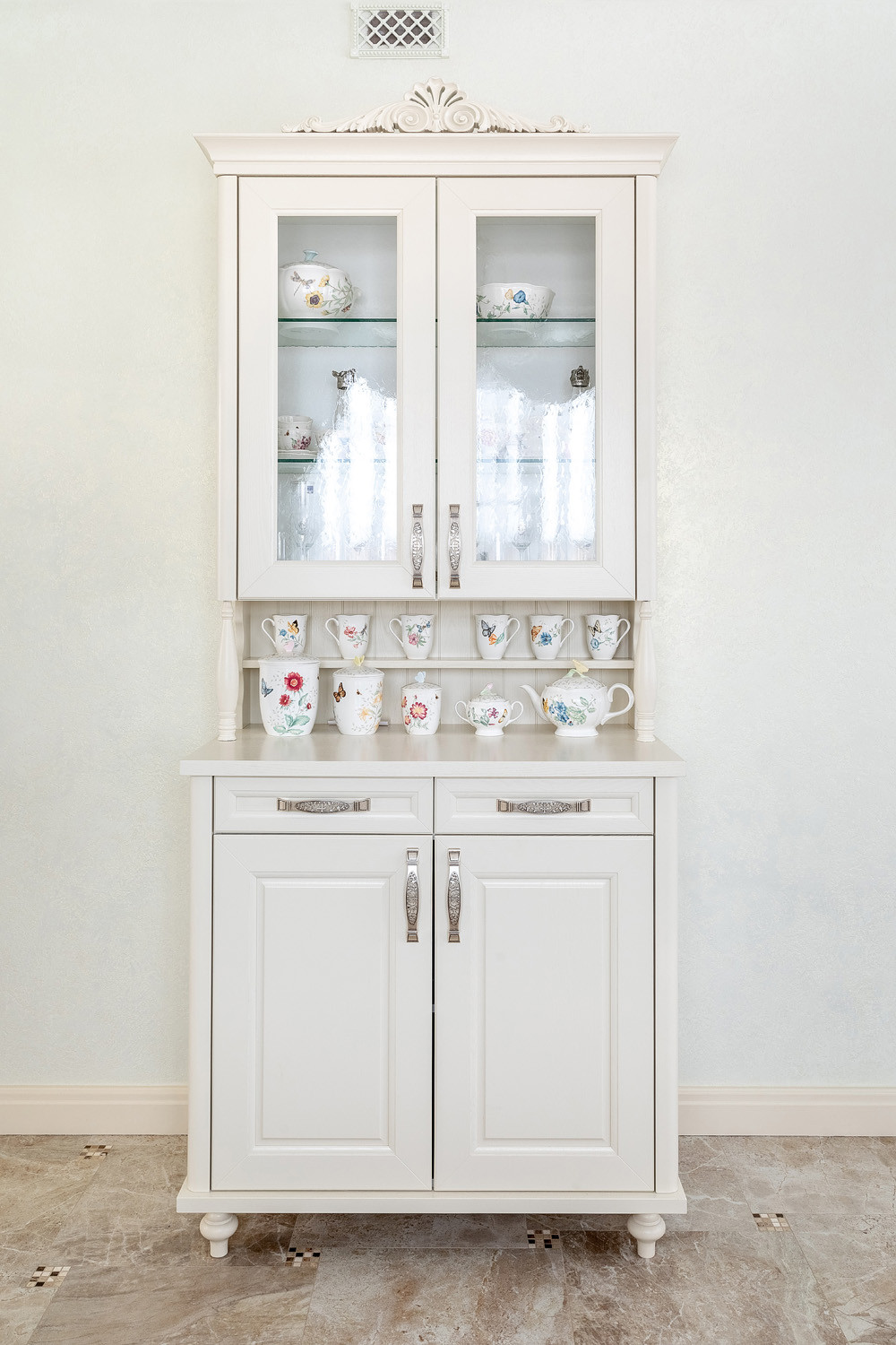 Светлая кухня с эркером