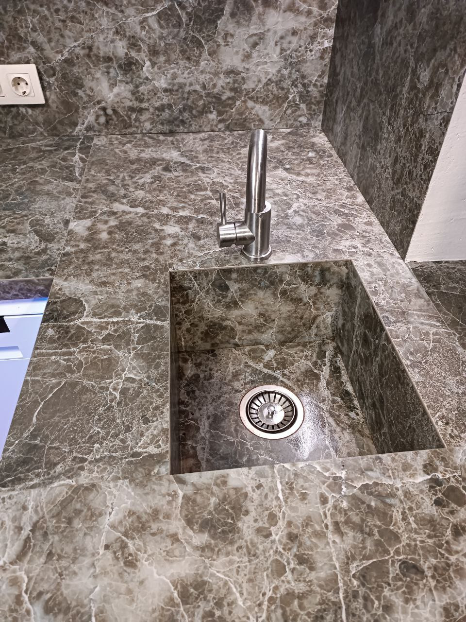 Неоклассика с современными акцентами / Каменная текстура / Эффектная подсветка