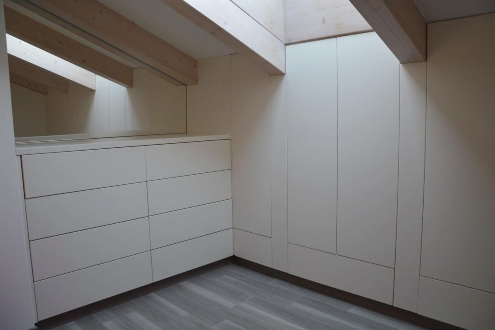 Mittelgroßes Modernes Hauptschlafzimmer mit weißer Wandfarbe, dunklem Holzboden, grauem Boden und freigelegten Dachbalken in Sonstige