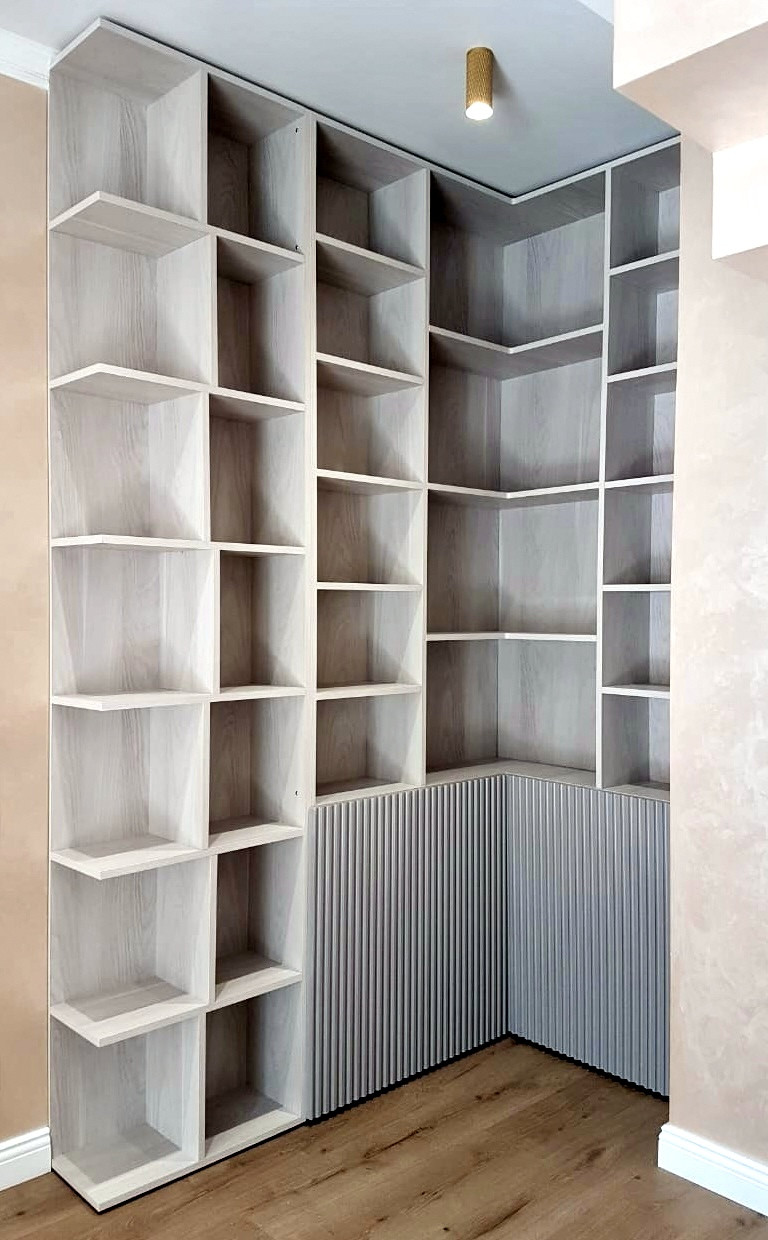 Книжный стеллаж.