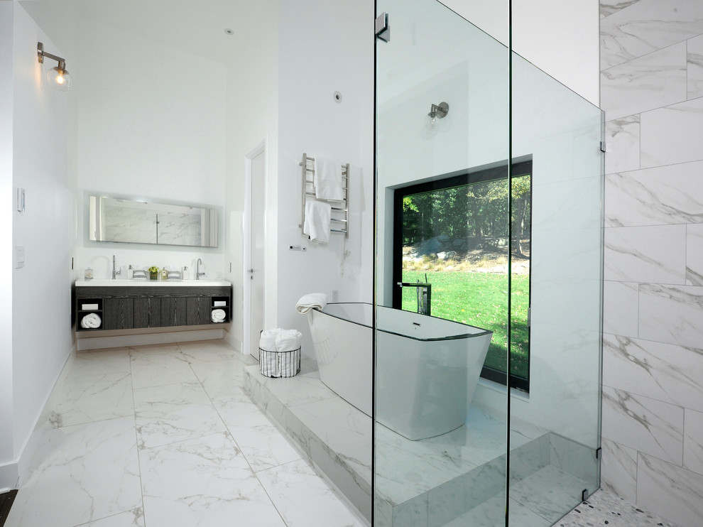 На фото: большая ванная комната в современном стиле