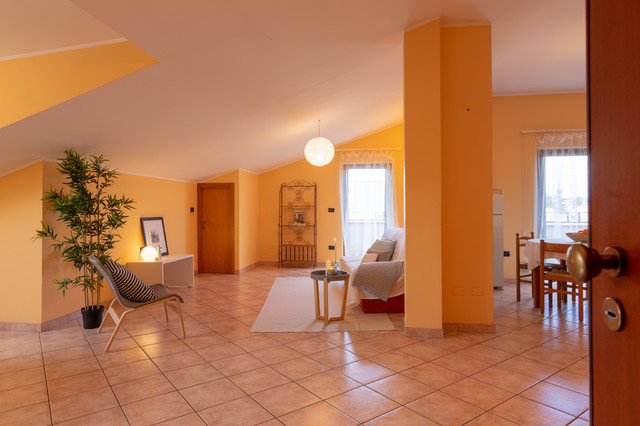 HOME STAGING - da magazzino a casa in vendita minimalistisch-wohnbereich