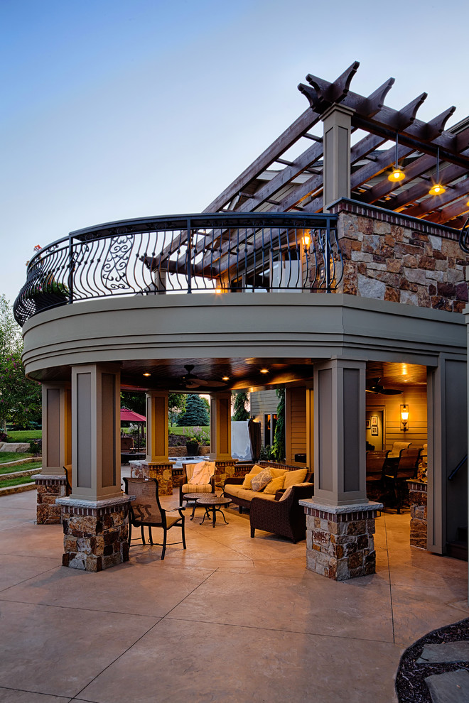 This is an example of an expansive traditional backyard deck in Minneapolis.