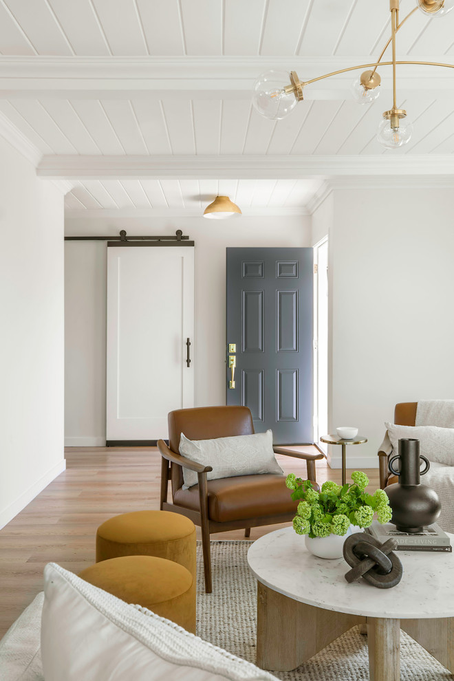 Esempio di un soggiorno minimalista di medie dimensioni e aperto con pareti bianche, pavimento in vinile, TV a parete, pavimento marrone e soffitto in perlinato