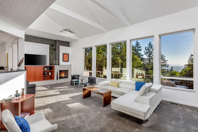 Example of a large minimalist home design design in Portland