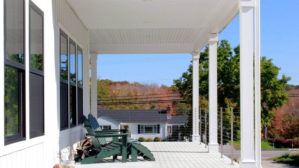 Esempio di un portico country di medie dimensioni e nel cortile laterale con lastre di cemento, un tetto a sbalzo e parapetto in cavi
