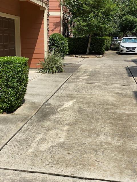 Pressure Wash 25,000sf Concrete/Pavers