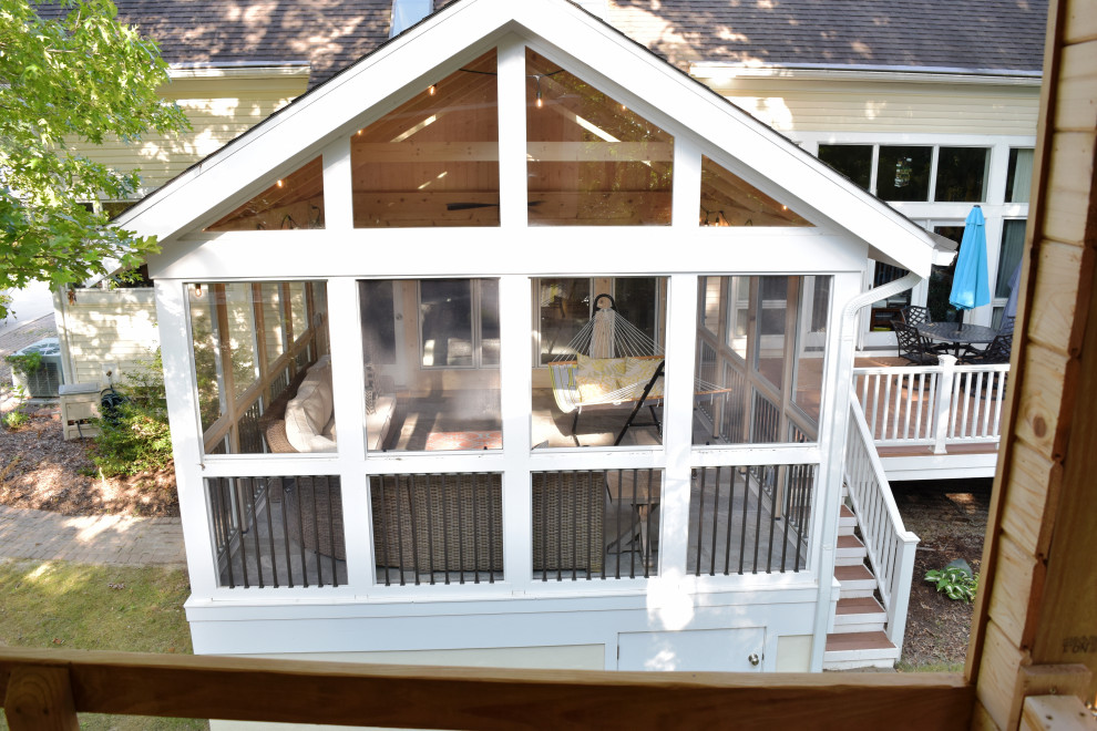 Foto på en funkis innätad veranda på baksidan av huset