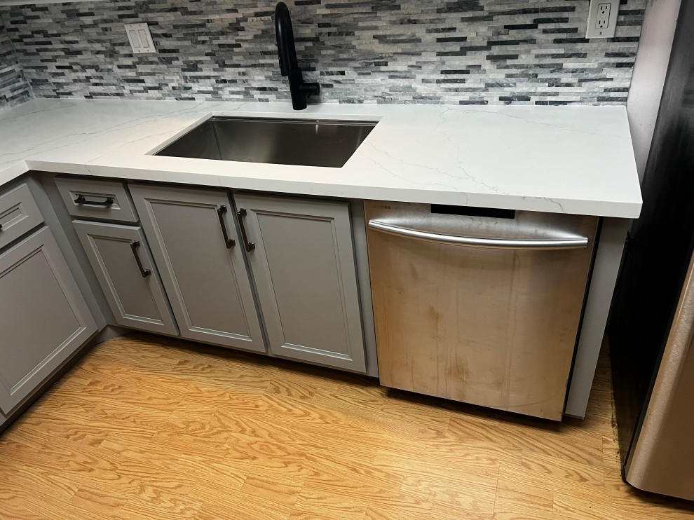 Foto på ett mellanstort funkis kök, med skåp i shakerstil, grå skåp och bänkskiva i kvarts