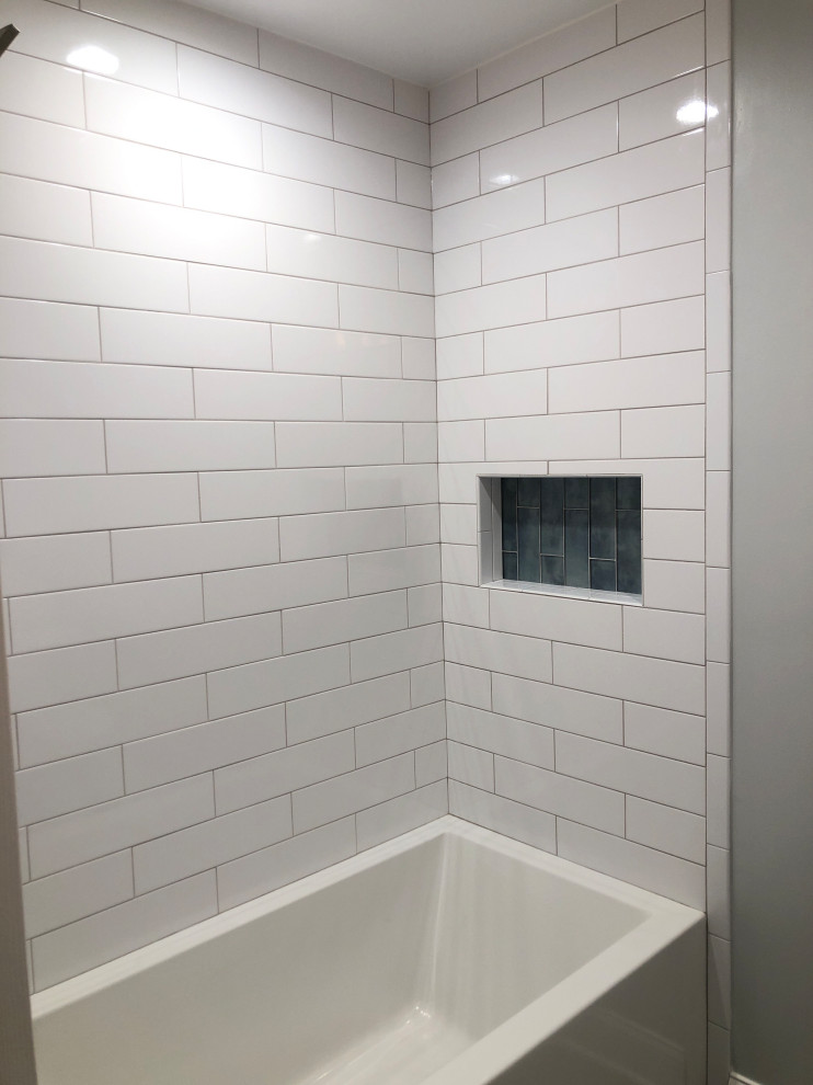 Idée de décoration pour une salle de bain tradition avec un lavabo encastré, un plan de toilette en granite, un plan de toilette gris et meuble simple vasque.