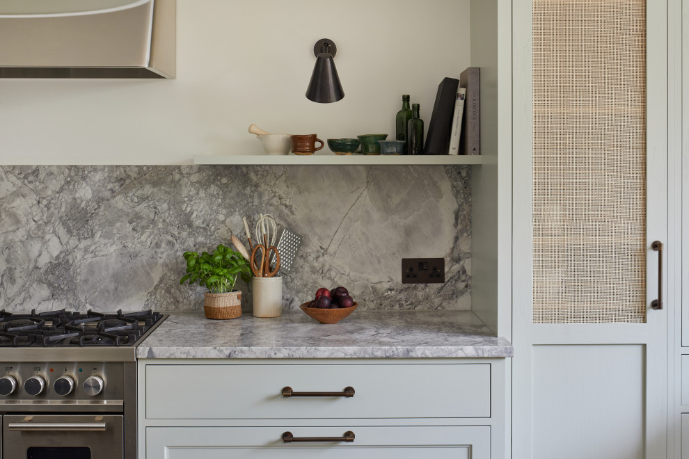 Foto på ett mellanstort vintage grå kök, med skåp i shakerstil, gröna skåp, rostfria vitvaror, ljust trägolv och en köksö