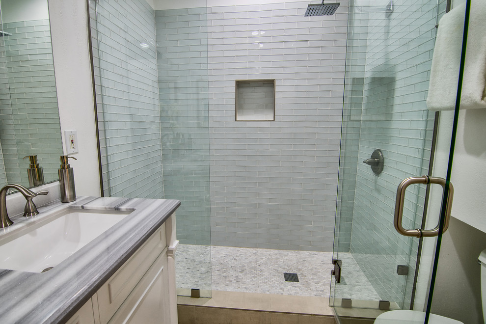 Transitional bathroom photo in Los Angeles