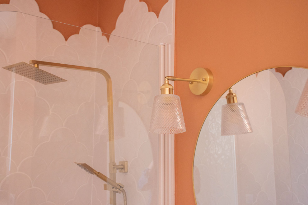 Bild på ett litet funkis badrum för barn, med ett undermonterat badkar, en vägghängd toalettstol, vit kakel, keramikplattor, orange väggar, terrazzogolv, träbänkskiva och grått golv