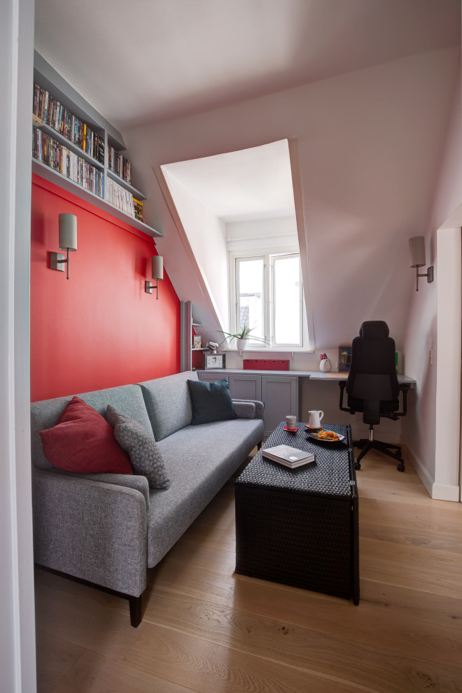 Idée de décoration pour un petit bureau vintage avec un mur rouge, parquet clair et un bureau intégré.