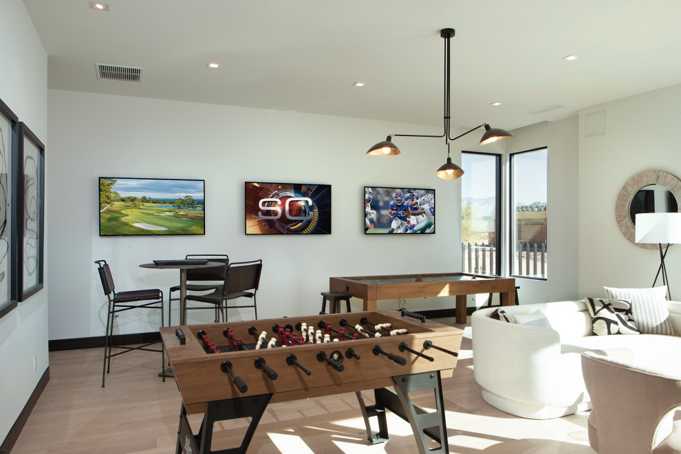 Esempio di un soggiorno design chiuso con sala giochi, parquet chiaro e pavimento beige