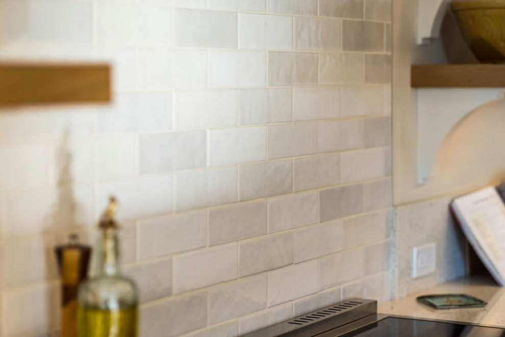 Kitchen - transitional kitchen idea in Calgary