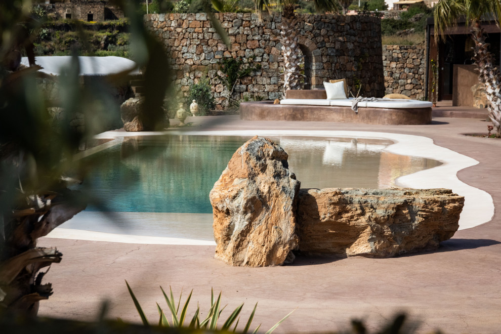 Geräumiger Asiatischer Infinity-Pool in individueller Form mit Pool-Gartenbau und Betonboden in Sonstige