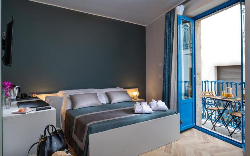 Идея дизайна: хозяйская спальня среднего размера в стиле фьюжн с синими стенами, полом из керамогранита, бежевым полом и панелями на стенах