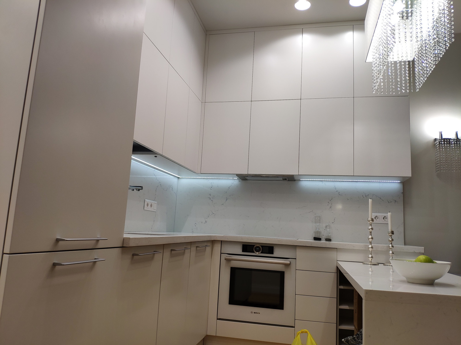 Мал, да удал: принципы минимализма в мебели.