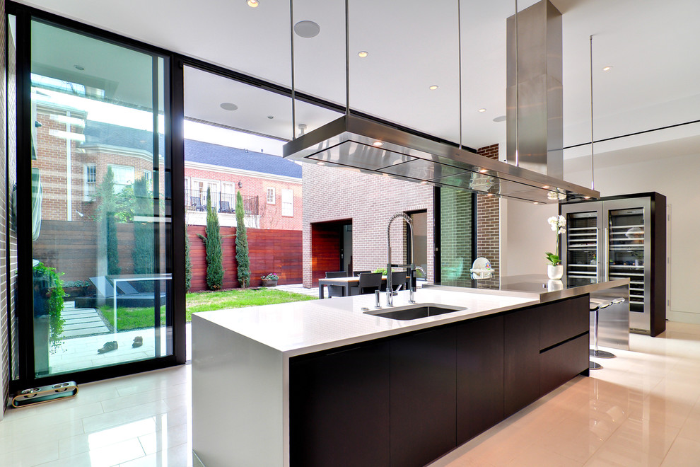Design ideas for a modern kitchen in Houston with quartz benchtops.