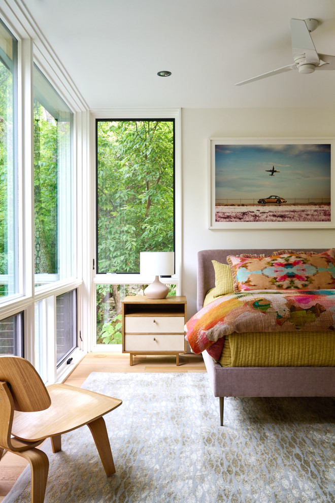 Retro Schlafzimmer mit beiger Wandfarbe, braunem Holzboden und braunem Boden in Austin