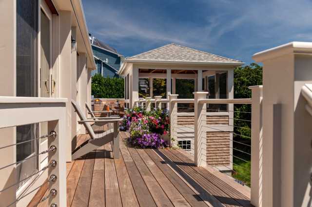 Custom Deck on Cape Cod rustico-terraza-y-balcon