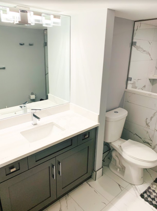 Kleines Modernes Duschbad mit Schrankfronten im Shaker-Stil, braunen Schränken, Toilette mit Aufsatzspülkasten, grauer Wandfarbe, Unterbauwaschbecken, Quarzit-Waschtisch, Falttür-Duschabtrennung, weißer Waschtischplatte, Einzelwaschbecken und eingebautem Waschtisch in Calgary