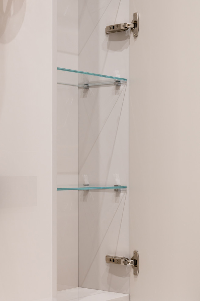 Mittelgroßes Modernes Badezimmer En Suite mit beigen Fliesen, Keramikfliesen und weißer Waschtischplatte in Moskau