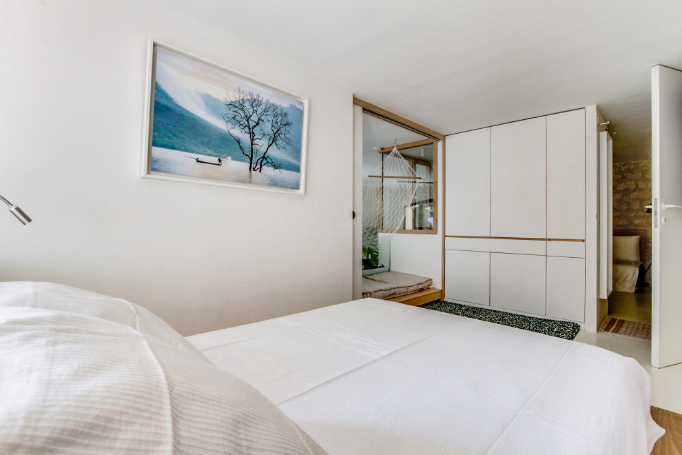 Example of an eclectic bedroom design in Paris