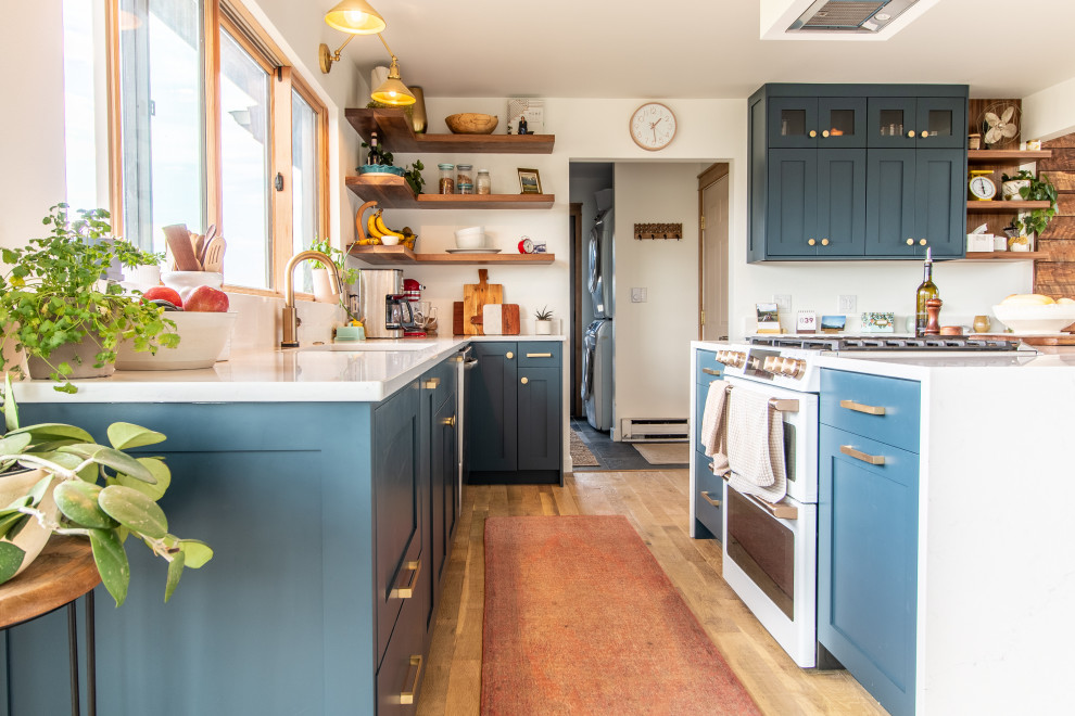 Kitchen - mid-sized kitchen idea