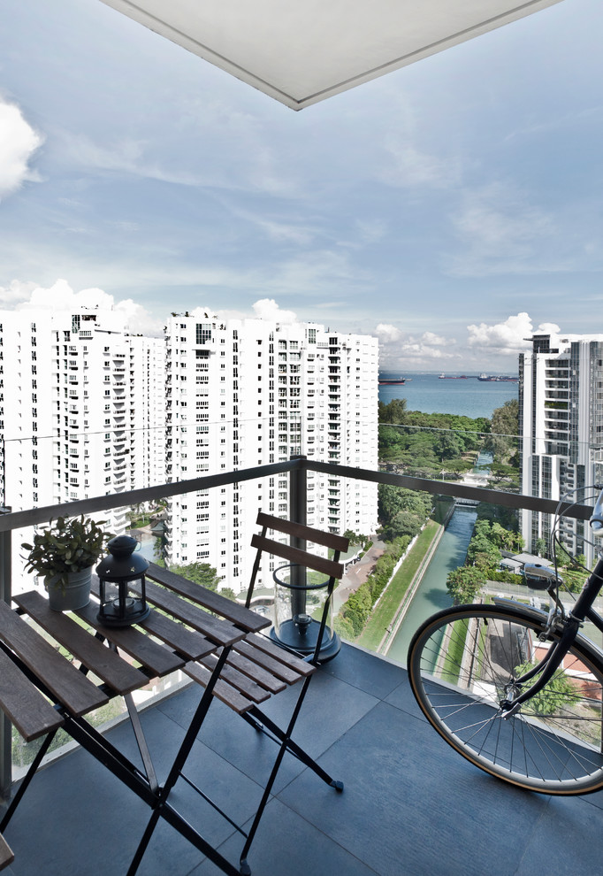 Inspiration for a contemporary balcony in Singapore.