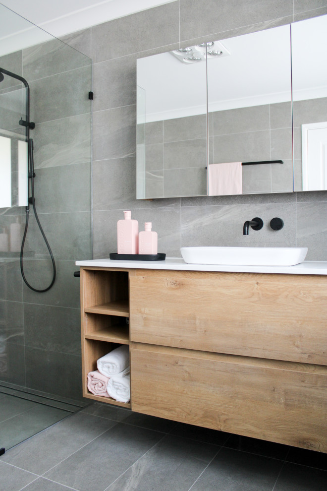 This is an example of a modern bathroom in Perth.
