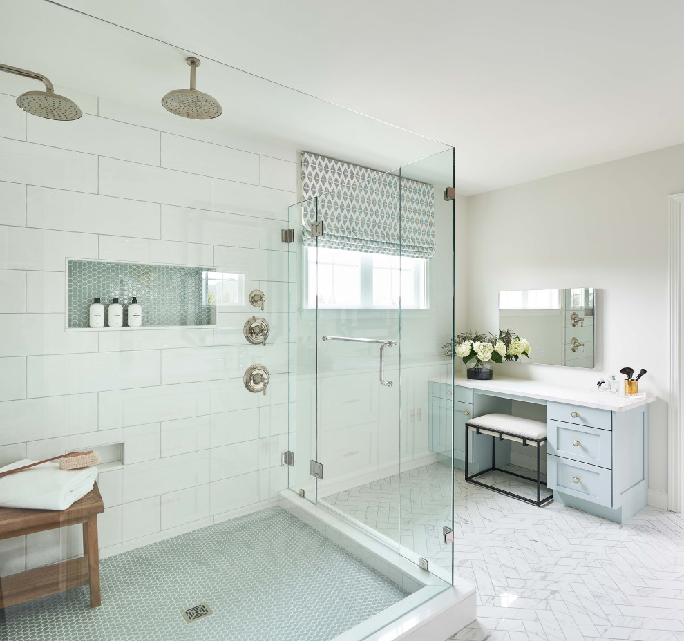 Réalisation d'une grande salle de bain principale marine avec un placard à porte shaker, des portes de placard blanches, une douche d'angle, un mur blanc, un sol en carrelage de porcelaine, un lavabo encastré, un plan de toilette en quartz modifié, un sol blanc, une cabine de douche à porte battante, un plan de toilette blanc, une niche, meuble double vasque, meuble-lavabo encastré et du lambris de bois.